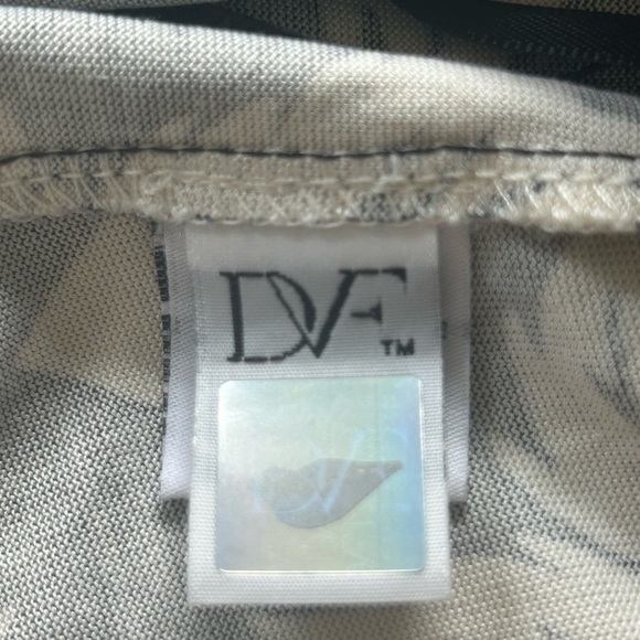 DVF Celeste black / white floral 100% silk belted Romper Sz 4 - Picture 7 of 11